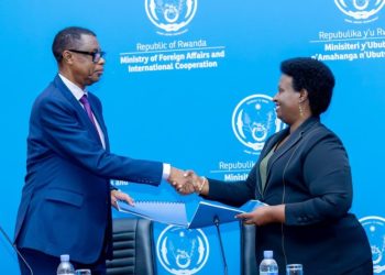 Gen (Rtd) Kabarebe yahererekanyije ububasha na Dr. Usta Kayitesi