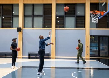 Perezida Kagame na Gen Muhoozi bakinnye Basketball
